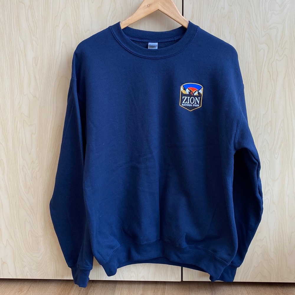 NWOT Zion National Park navy blue embroidered crewneck Sz M